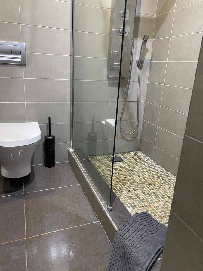 Appartement Deluxe In Old Town, 200m Walk To Beach, Pool Parking *